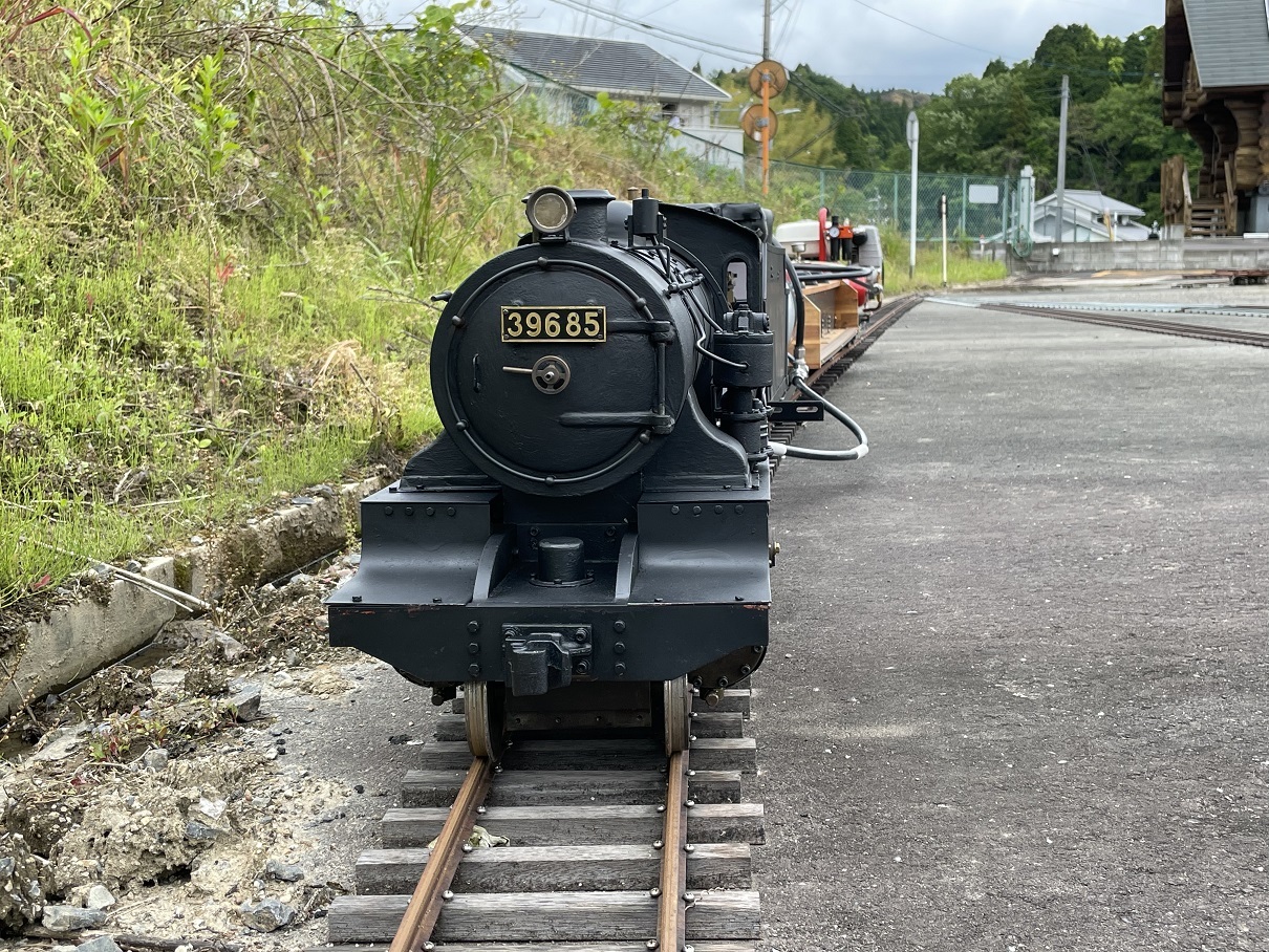 エア9600の亀山線路園でのテスト走行: 文系の5インチゲージ鉄道